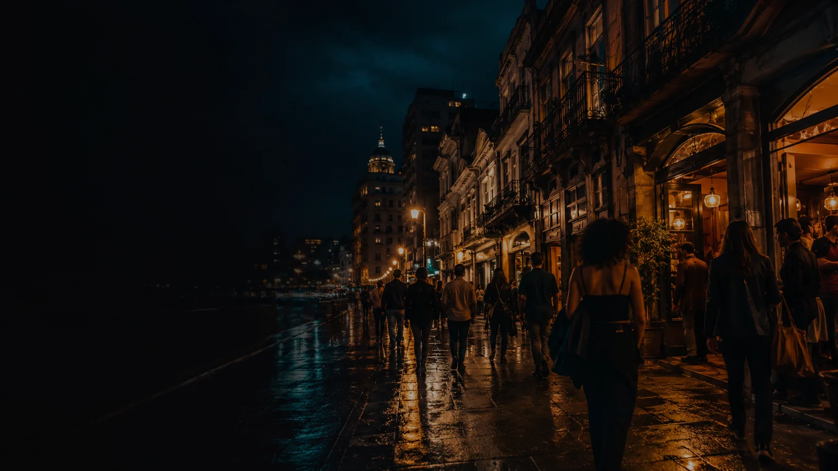 Rua urbana à noite com movimento de pessoas e luz quente